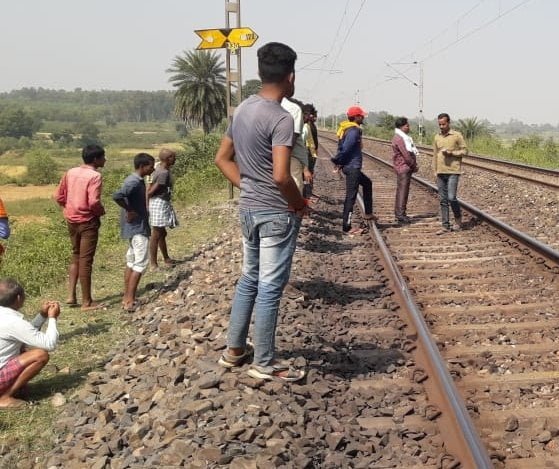 ट्रेन की चपेट मे आने से एक युवक हुई मौत
