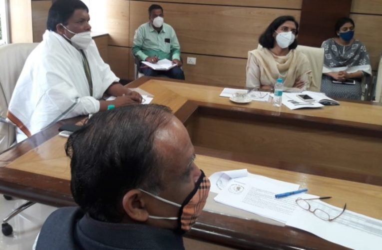 किसानों के लोन खातों को आधार से लिंक करें- कृषि मंत्री