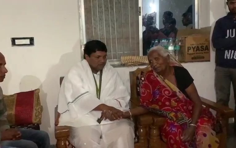 लेह में शहीद हुए जवान शहीद अभिषेक साहू के घर पहुंचे मंत्री बादल पत्रलेख.