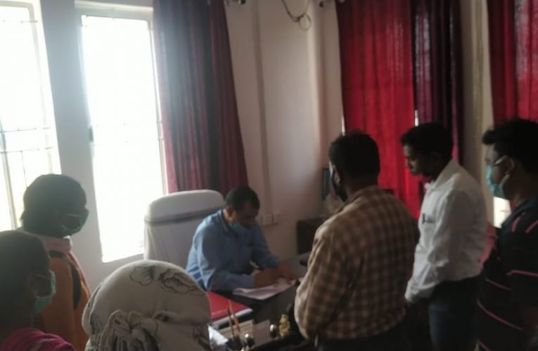 पंचायत स्वयं सेवकों ने प्रखंड विकास पदाधिकारी बुंडू को नियमितीकरण के लिए सौंपा मांग पत्र.