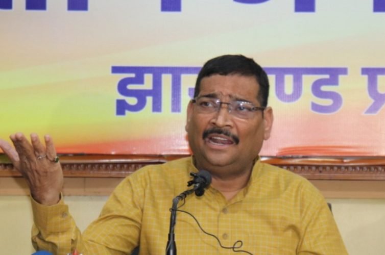 भाजपा प्रदेशाध्यक्ष दीपक प्रकाश ने महाराष्ट्र में पत्रकार अर्णव गोस्वामी की गिरफ्तारी की निंदा की.