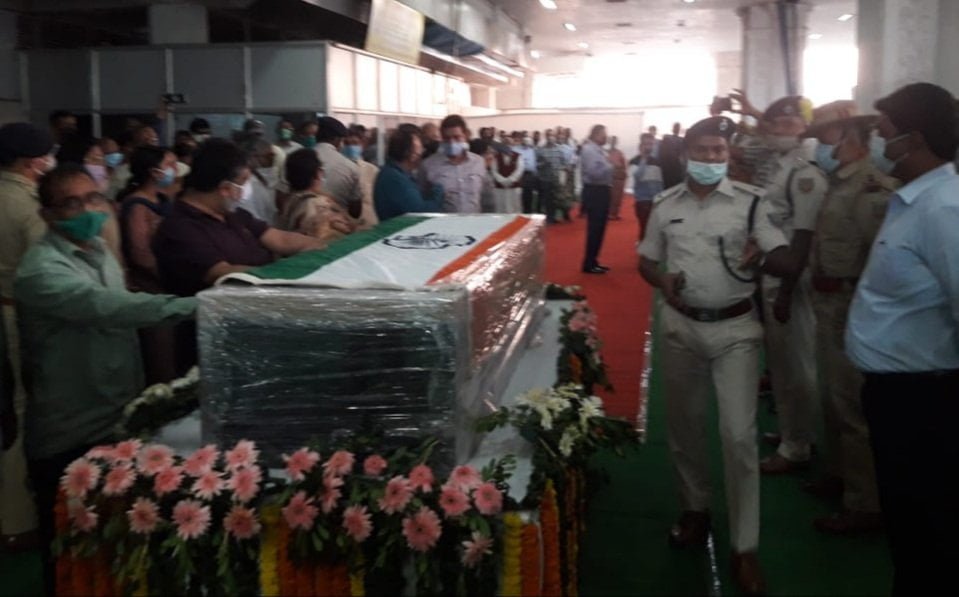 पूर्व मुख्य सचिव सजल चक्रवर्ती का पार्थिव शरीर पहुंचा रांची एयरपोर्ट, मुख्यमंत्री नें दी श्रधांजलि. 2 20201106 205416