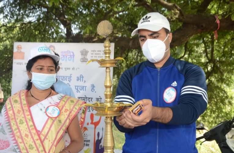 गंगा उत्सव के पहले दिन श्रमदान एवं वृक्षारोपण कार्यक्रम का हुआ आयोजन.