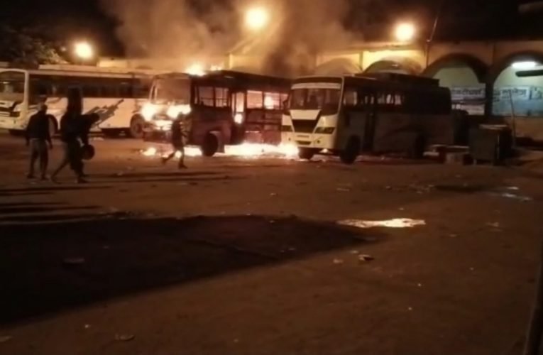 खड़ी यात्री बस में लगी अचानक आग, बस जलकर हुआ राख.