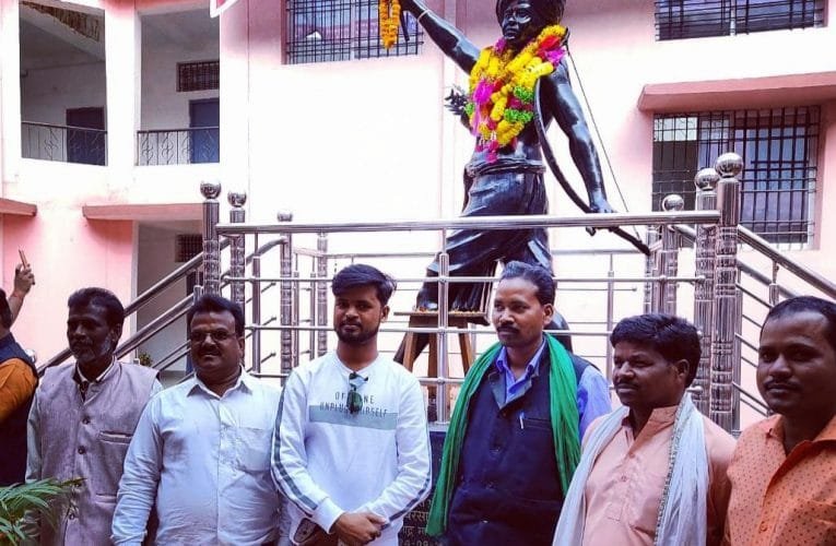 झारखंड स्थापना दिवस पर बिरसा मुंडा को किया गया नमन.
