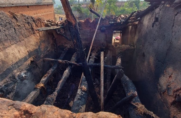 गरीब का जल गया घर, कर रहे हैं मुआवजे की मांग.