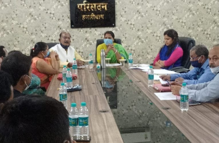 छठ पर्व को देखते हुए तालाबों की साफ-सफाई से सम्बन्धित की गई चर्चा.