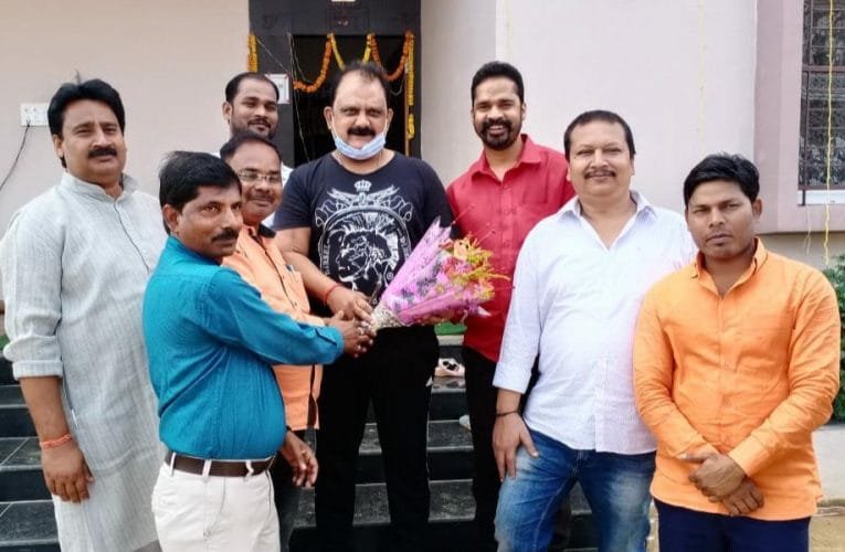 छठ पूजा निर्देश में संशोधन के बाद लोगों ने मंत्री मिथिलेश ठाकुर से मुलाकात कर धन्यवाद दिया.