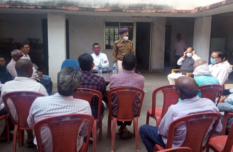 थाना प्रांगण में शांति समिति की बैठक हुई.