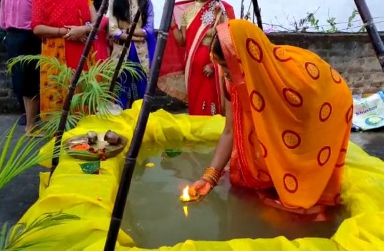 कृत्रिम जलाशयों में भुवन भास्कर को किया गया अर्घ्य अर्पित.