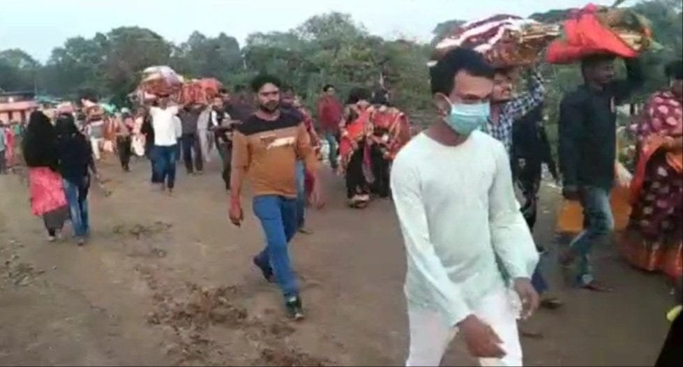 पौंड के तलाब में छठव्रतियों नें दिया अर्घ्य. 5 20201120 192422