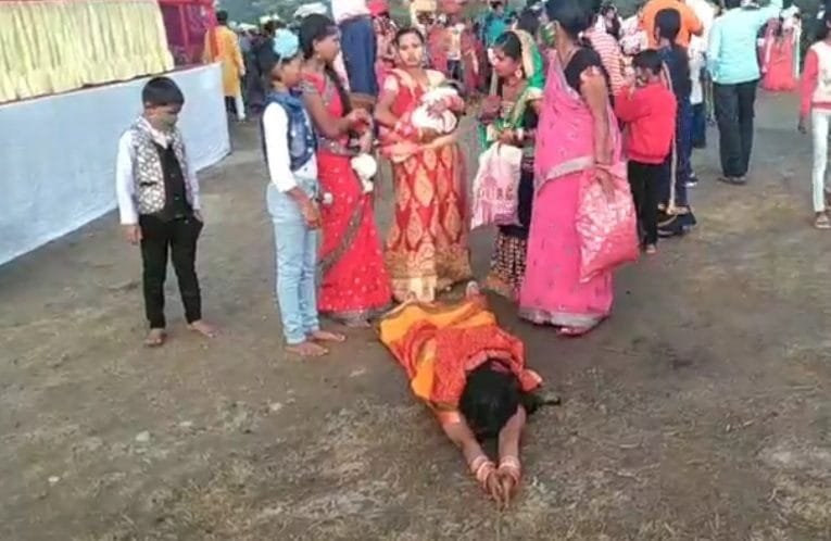 पौंड के तलाब में छठव्रतियों नें दिया अर्घ्य.