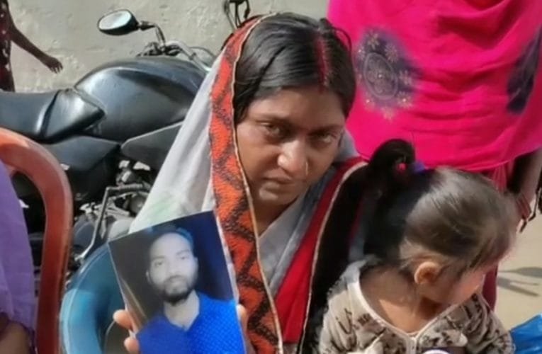 पति के घर वापसी के लिए पत्नी कर रही है इंतज़ार.