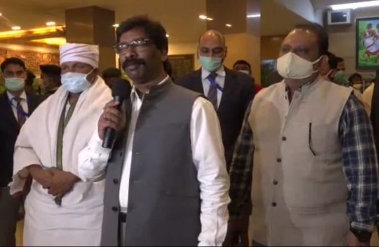 कोरोना वैक्सीन का अभी कुछ पता नहीं, उसपर बात करना व्यर्थ.