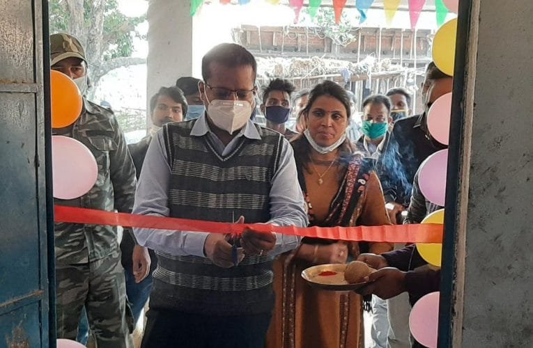 उपायुक्त द्वारा किया गया पैक्स का निरीक्षण.