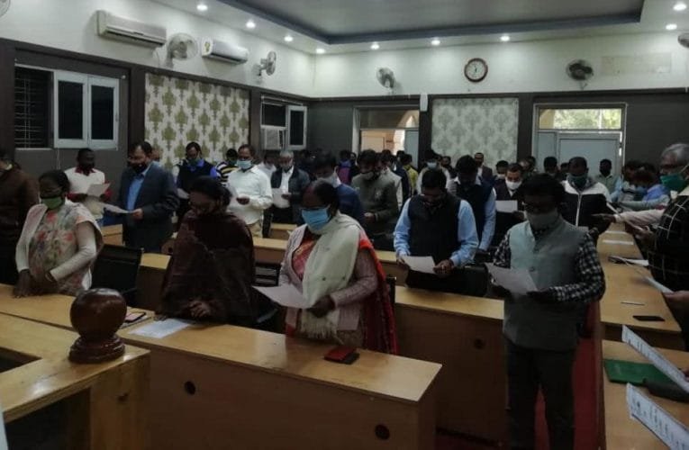 संविधान दिवस पर जिला मुख्यालय समेत प्रखण्डों में प्रस्तावना पाठ कार्यक्रम किया गया आयोजित.