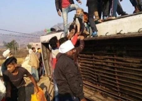 सड़क दुर्घटना में दर्जनों यात्री घायल.