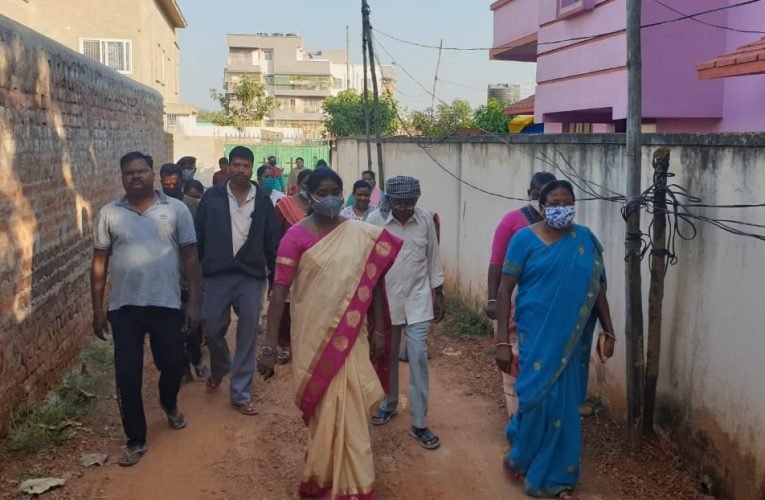 मेयर नें स्थानीय लोगों की समस्याएं सुनने के बाद, समाधान का दिया भरोषा.