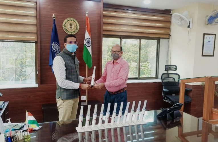 शिक्षा विभाग को दिये गये 700 सोलर लाइट.