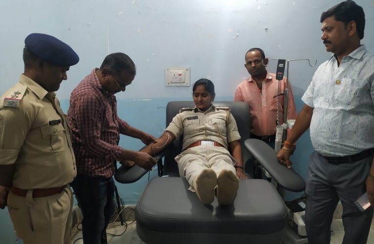 महिला पुलिस ने रक्तदान कर एक महिला की जान बचाई.