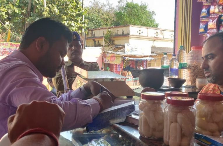 शहरी क्षेत्र का औचक निरीक्षण कर विभिन्न प्रतिष्ठानों पर नियमों के उल्लंघन को लेकर की गई कार्रवाई.