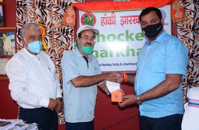 वरिष्ठ खेल पत्रकार अजय कुकरेती हुए सम्मानित.