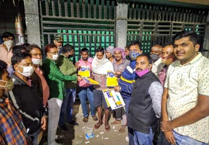 महानगर भाजपा ने मजदूरों के बीच श्रमिकों के बीच श्रम सुधार कानून से जुड़े पत्रक का वितरण किया.