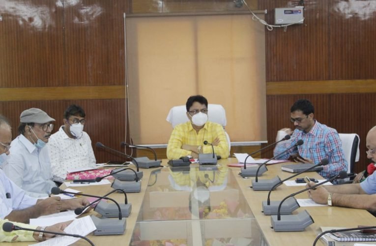 उद्योग विभाग की समीक्षा बैठक में संबंधित अधिकारी को दिया गया आवश्यक व उचित दिशा-निर्देश.