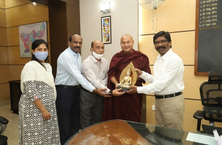 मुख्यमंत्री श्री हेमन्त सोरेन अंतरराष्ट्रीय बौद्ध परिसंघ के महासचिव भदन्त डॉ धर्मप्रिय भिक्षु से मुलाकात की.