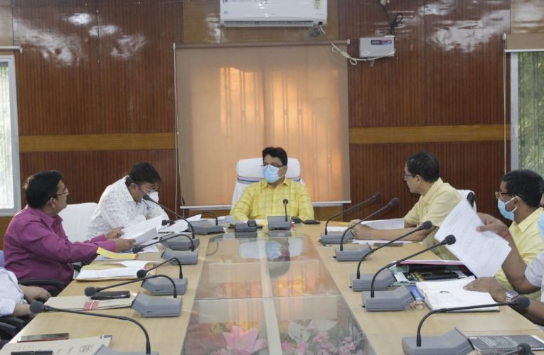 जिले मे चलने वाले योजनाओं व कार्यों को ससमय करें पूरा : उपायुक्त.