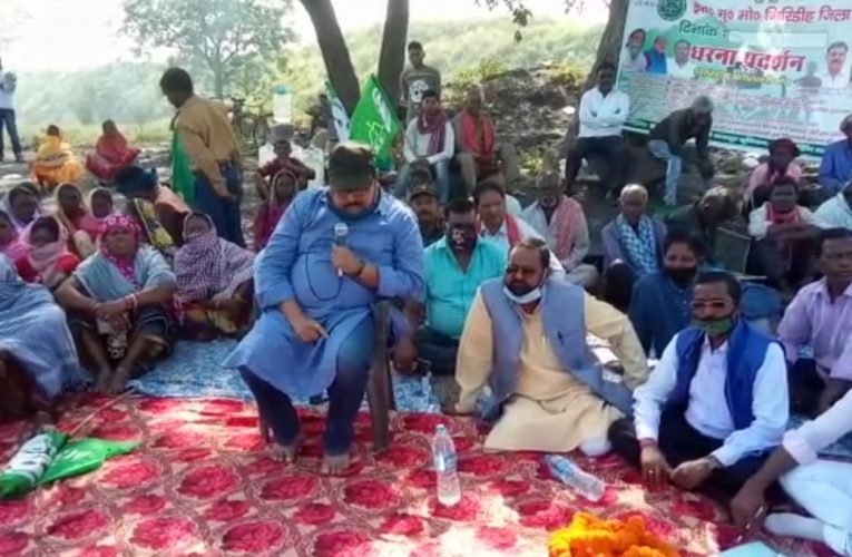 धरना में पहुंचे विधायक डॉ. सरफराज, कहा- मजदूर विरोधी नीति अपना रहा है कोलियरी प्रबंधन.