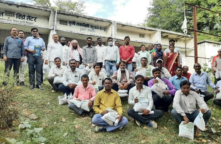 कृषि मित्रों के बीच बांटे गए सरसों के बीज.