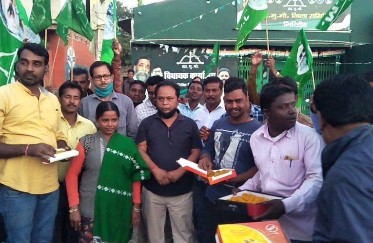 जेएमएम गिरिडीह कार्यालय में सरना धर्मकोड विधानसभा में पारित होने पर खुशी की लहर.