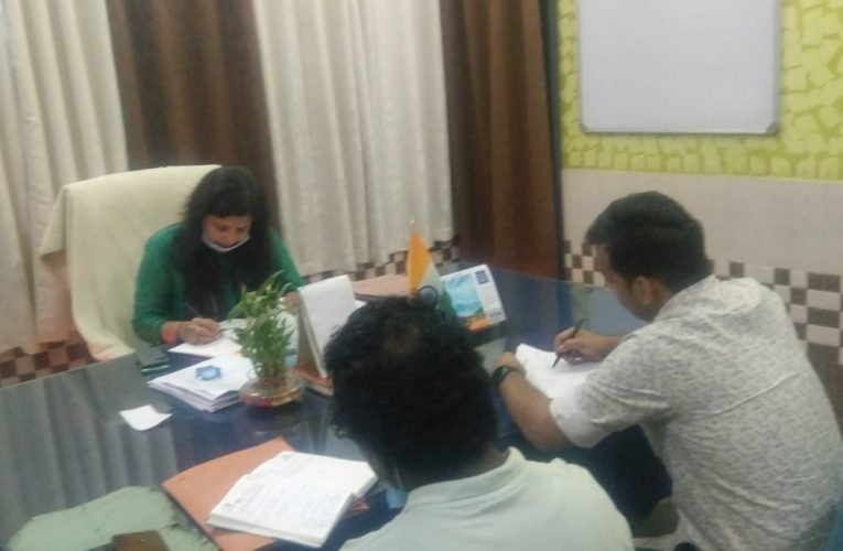 नगर आयुक्त माधवी मिश्रा की अध्यक्षता में बाजार शाखा से सम्बन्धित की गई बैठक.