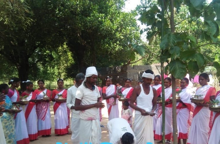 सरना धर्मावलंबियों ने सरना झंडा गाड़ पूजा अर्चना कर सिंहबोगा को याद किया.