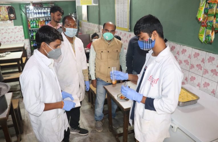 फूड सेफ्टी ऑन व्हील टीम ने होटलों में की छापेमारी.