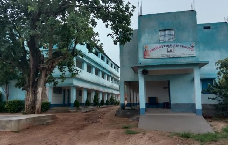 लॉक डाउन में चल रहा था स्कूल, टाटीझरिया सीओ ने की छापामारी.