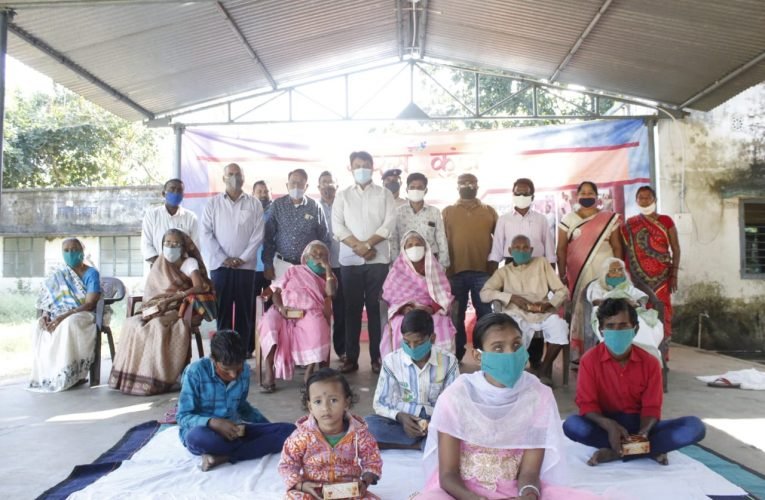 उपायुक्त ने अनाथ बच्चों व बुजूर्गों के बीच मिठाई बांट कर मनाई दीपावली.