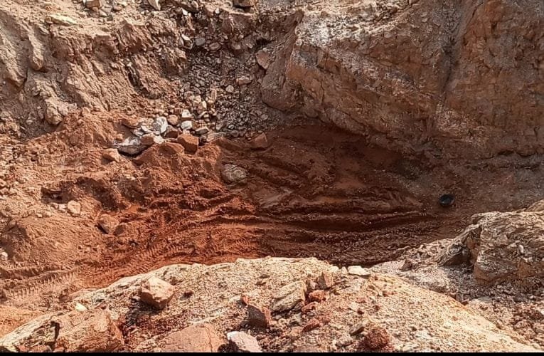 अवैध माइका खदान धंसने से चार मजदूरों की मौत.