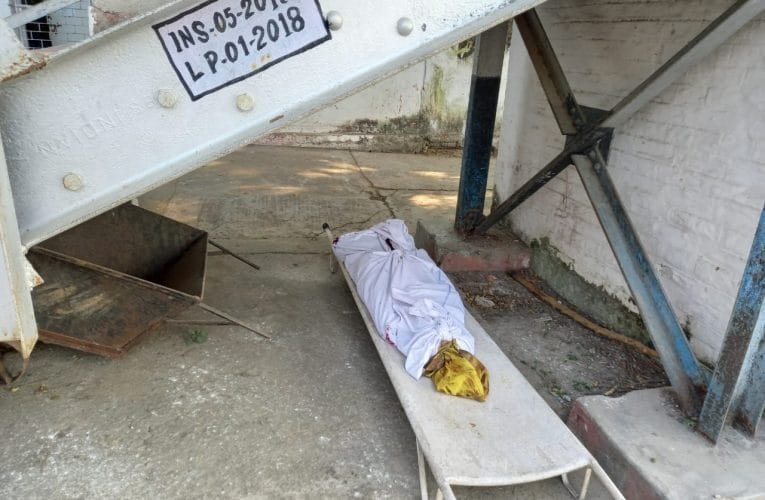 महिला दो पुत्रों के साथ मालगाड़ी के आगे लगाई छलांग.