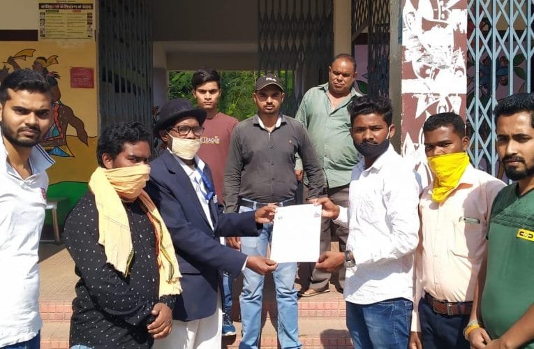 छात्रों ने आवेदन देकर के लातेहार स्टेशन में ट्रेन ठहराव का किया मांग.