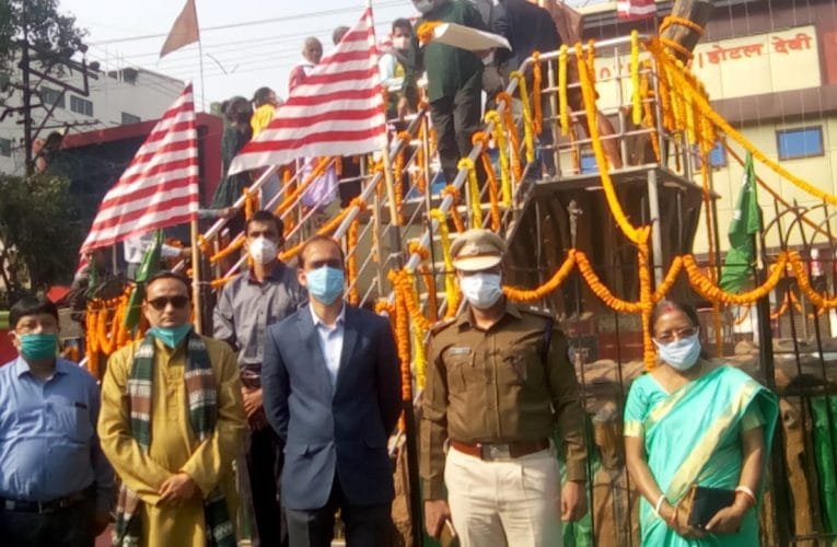 धरती आबा भगवान बिरसा मुण्डा की प्रतिमा पर माल्यार्पण कर किया गया नमन.