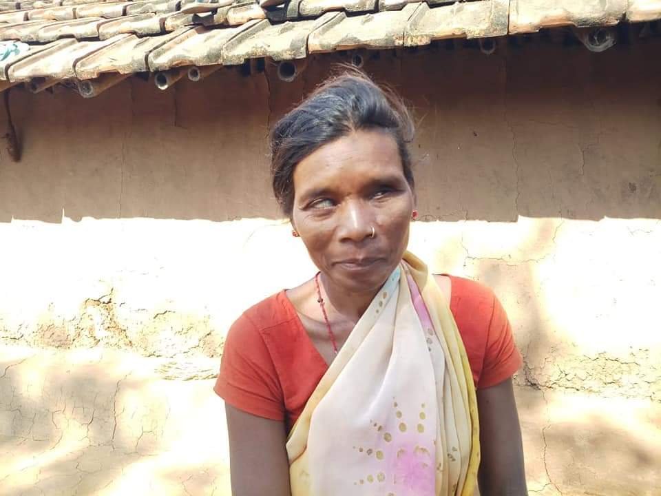 राशनकार्ड दिलाने के नाम पर नेत्रहीन महिला से भी बिचौलिए कर रहे वसूली. IMG-20201116-WA0090