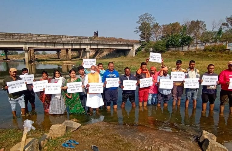 छठ पूजा को लेकर दिए गए गाइडलाइन के विरोध में जल सत्याग्रह.