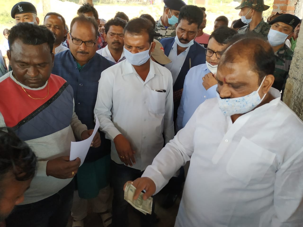 अगलगी की घटना के बाद पीड़ित किसान से मिलनें पहुंचे मंत्री. 4 IMG 20201118 WA0012