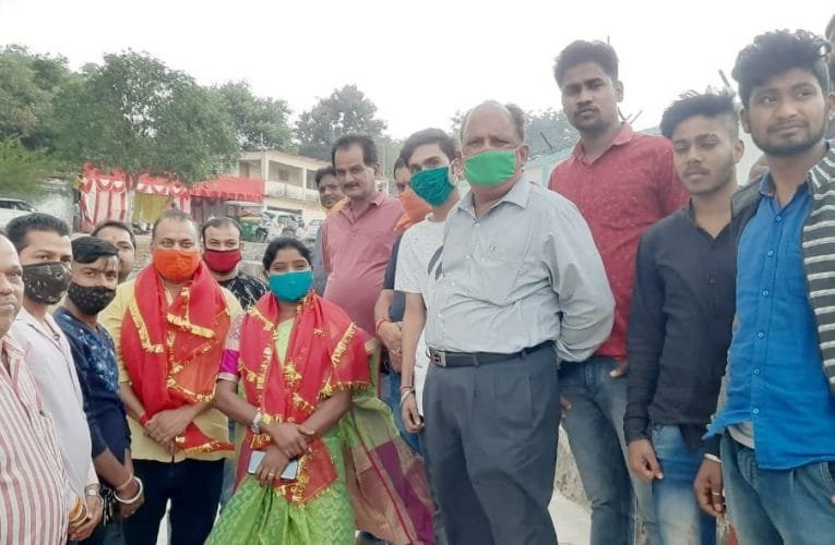 छठ पर्व को लेकर गंगा जल तालाब में मिलाया गया.