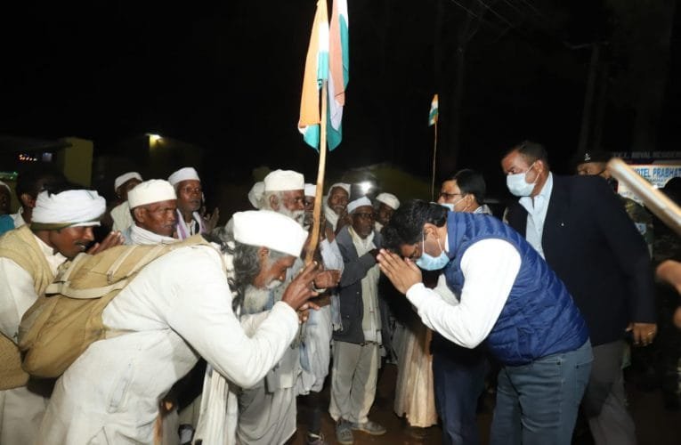 टाना भगत संघ की गुमला जिला समीति के प्रतिनिधियों ने सीएम से मुलाकात कर मांग पत्र सौपा.