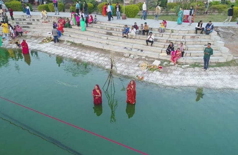 उदयाचलगामी सूर्य को अर्ध्य देने के साथ ही छठ पूजा सम्पन्न.