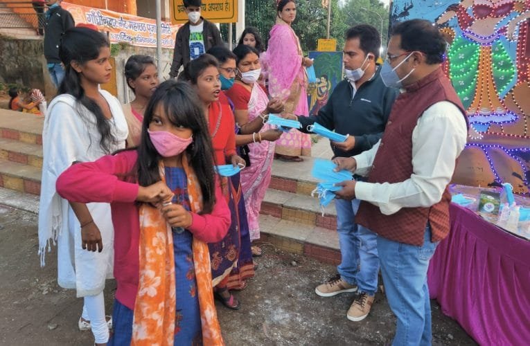 छठव्रतियों के बीच पूजन सामग्री ,मास्क एवं सेनेटाइजर का किया वितरण.