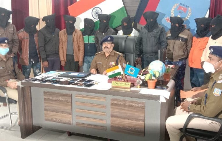 देवघर पुलिस ने साइबर ठगी के आरोप में मारगोमुण्डा, देवीपुर और खागा थाना क्षेत्र से 12 साइबर अपराधियों को गिरफ्तार किया